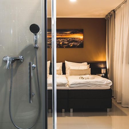 Silesia Residence Ostrava Buitenkant foto A shower in a hotel room