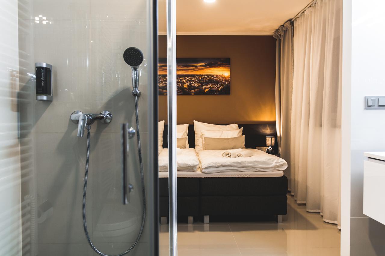 Silesia Residence Ostrava Buitenkant foto A shower in a hotel room
