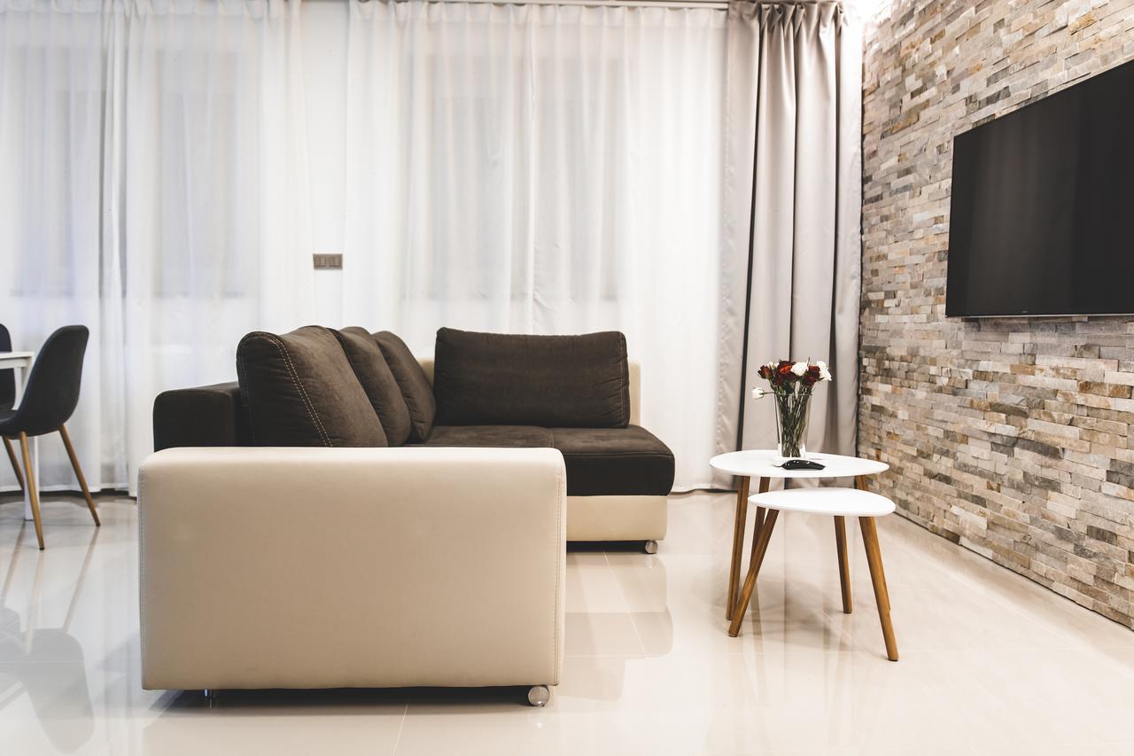 Silesia Residence Ostrava Buitenkant foto A living room with a flat screen television