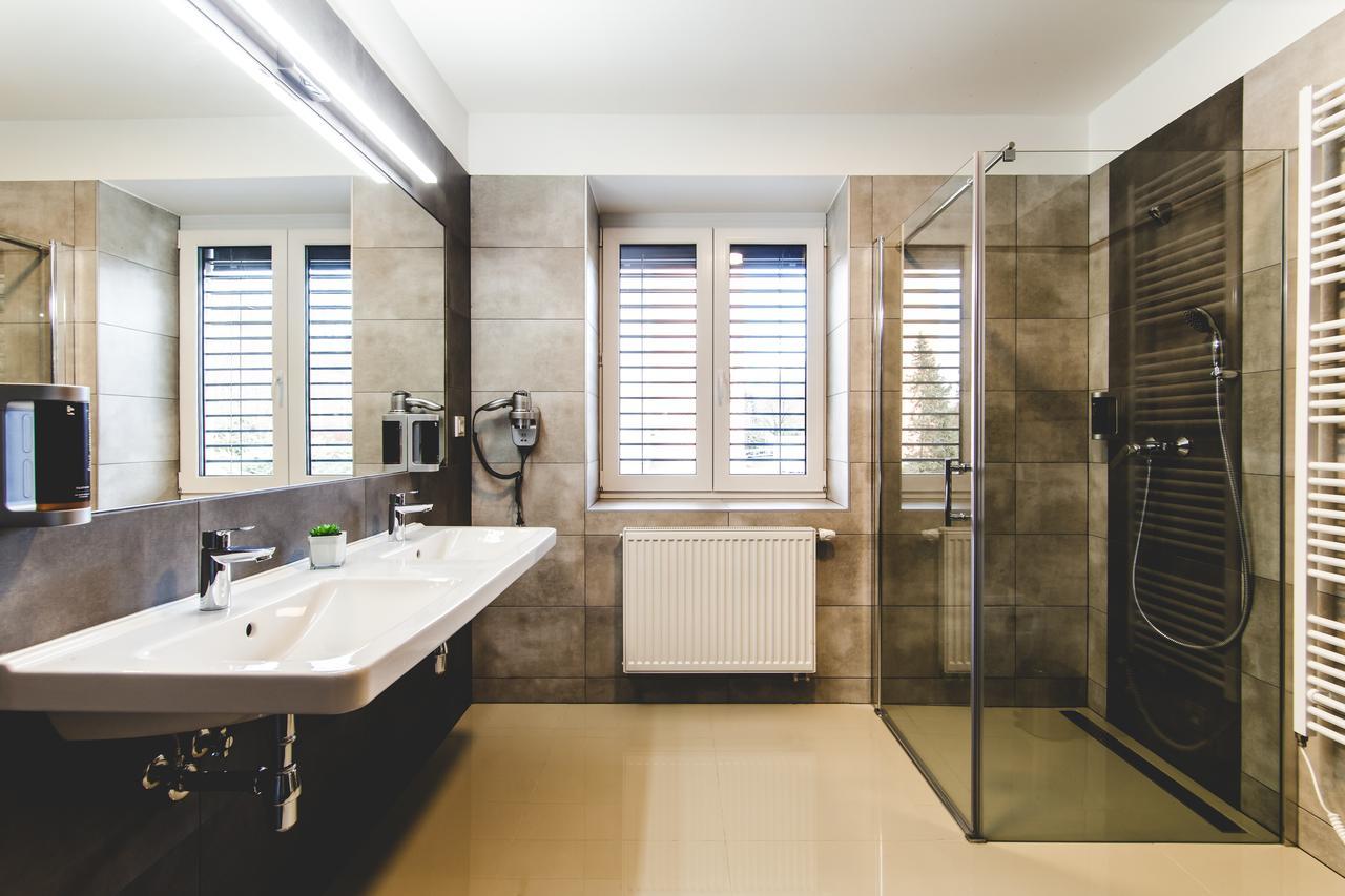 Silesia Residence Ostrava Buitenkant foto Bathroom with shower