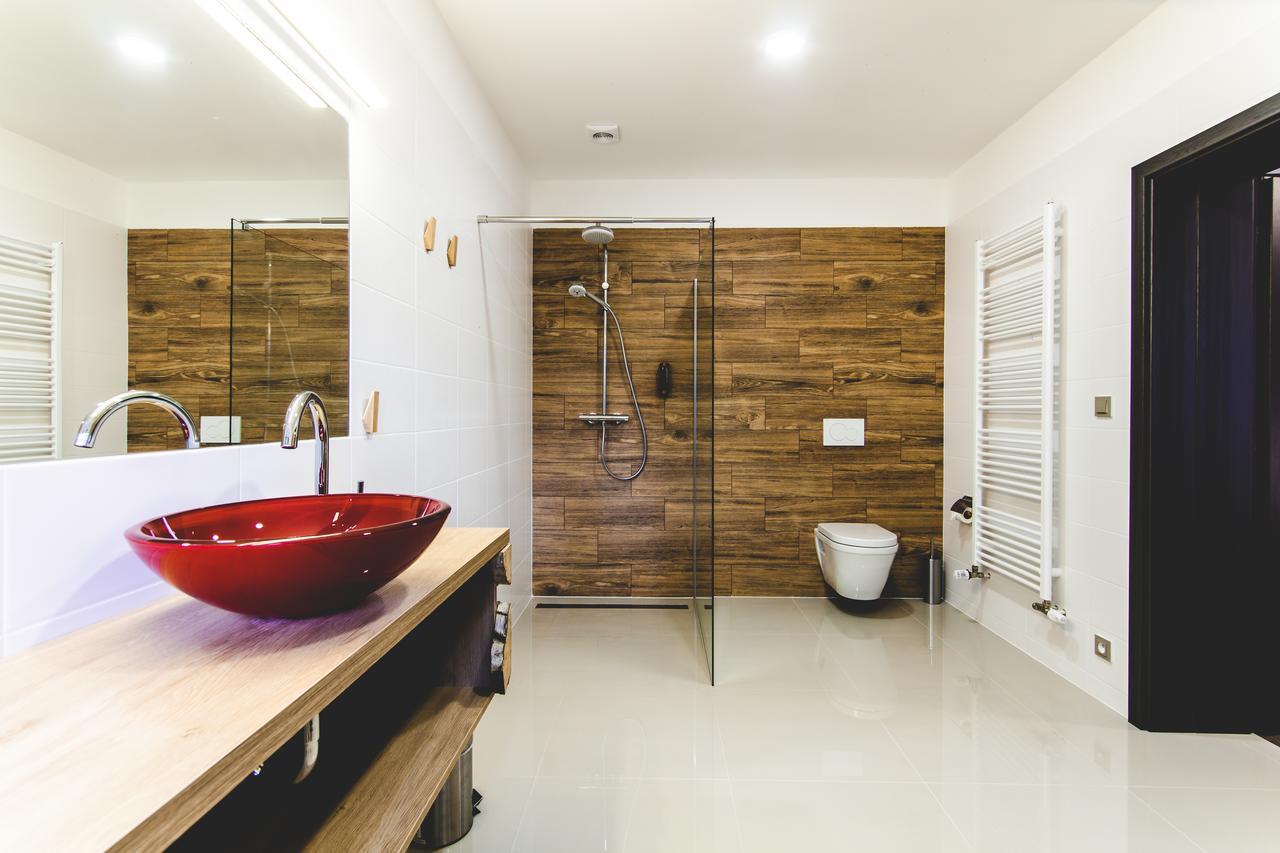 Silesia Residence Ostrava Buitenkant foto Bathroom with shower