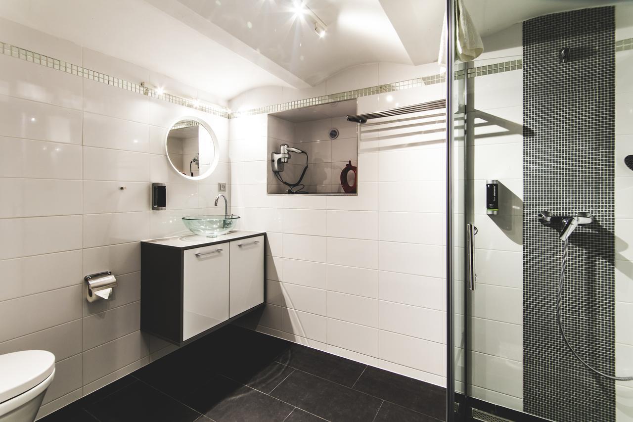Silesia Residence Ostrava Buitenkant foto Bathroom with shower